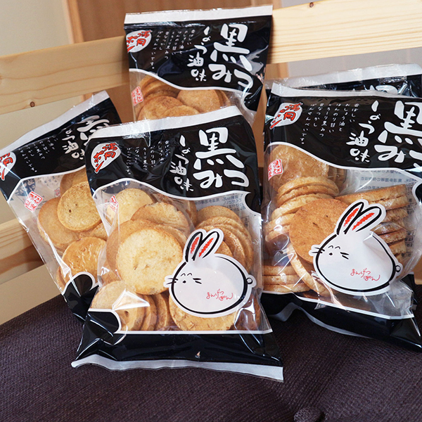 (商品画像) 【ほんのり甘い】 80ｇ黒みつしょう油味満月ポン （6入り）