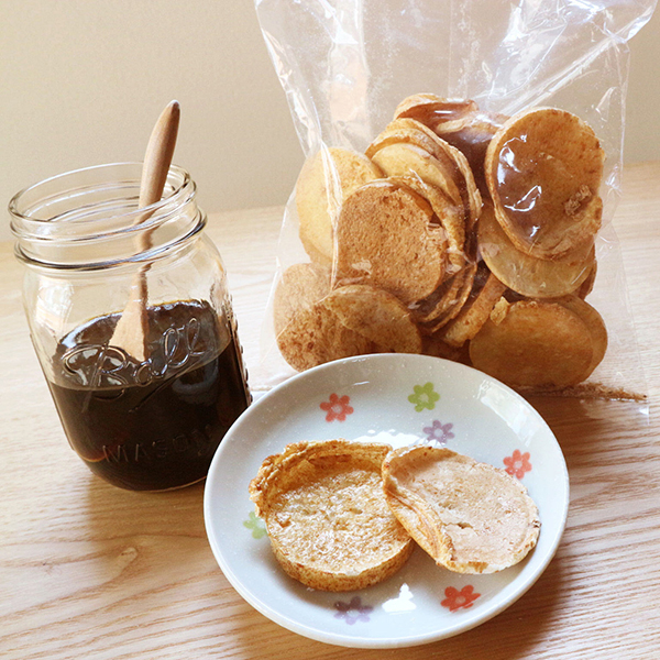 (商品画像) ぐにゃんと曲がった 甘じょっぱい！ 【黒みつしょう油味】ぷっしゅん満月ポン(108ｇ×8入)