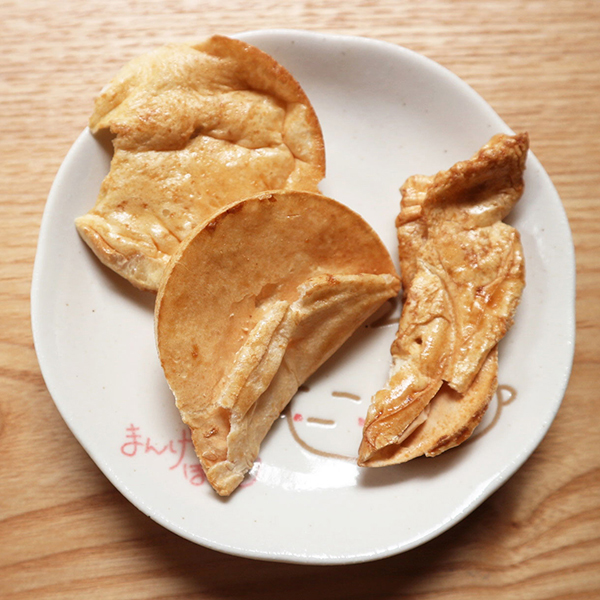 (商品画像) ぐにゃんと曲がった 甘じょっぱい！ 【黒みつしょう油味】ぷっしゅん満月ポン(108ｇ×8入)